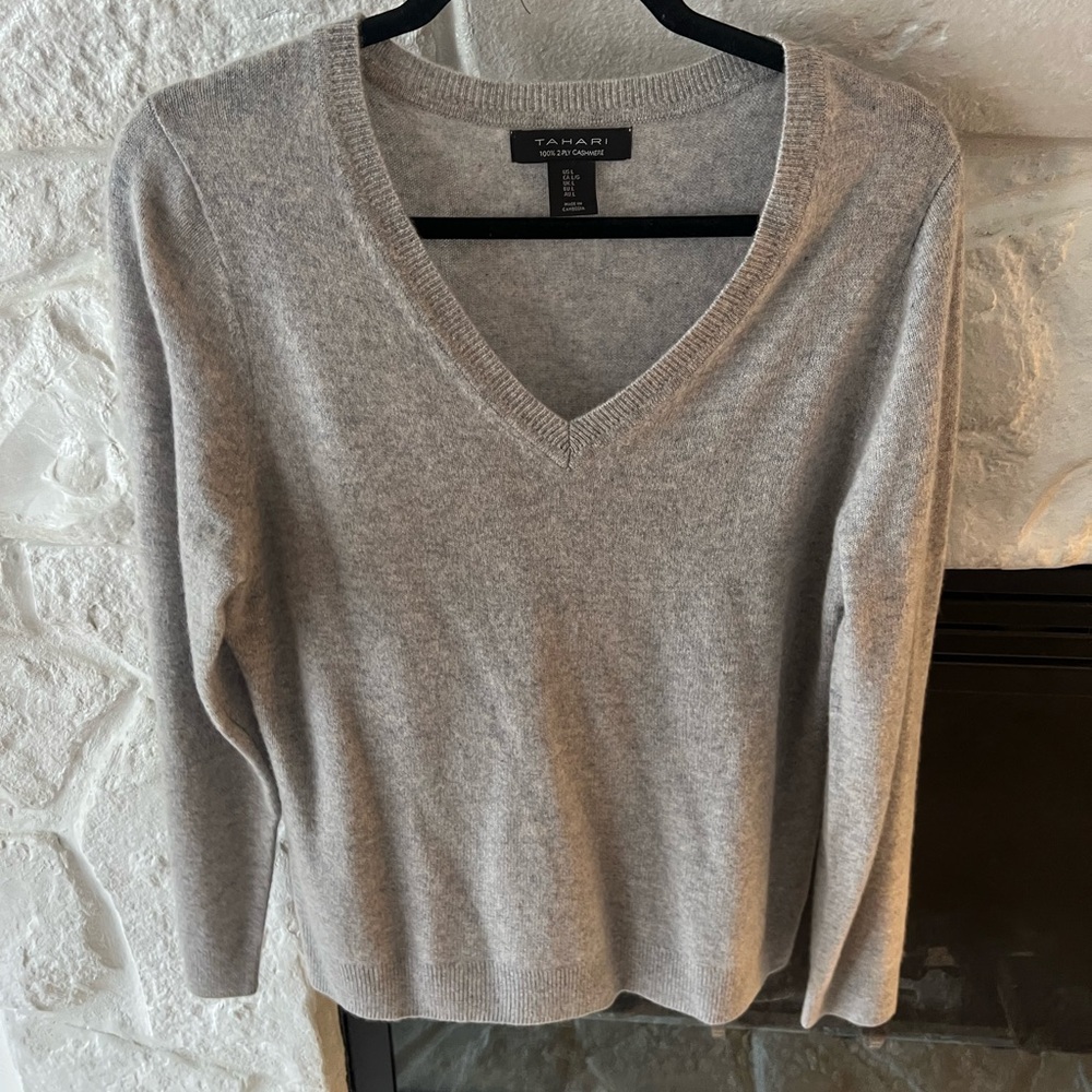 Tahari Cashmere Grey V-Neck Sweater size large